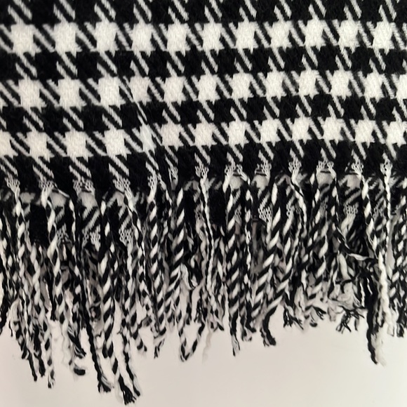 Oversized Houndstooth Wrap O/S - Picture 5 of 5